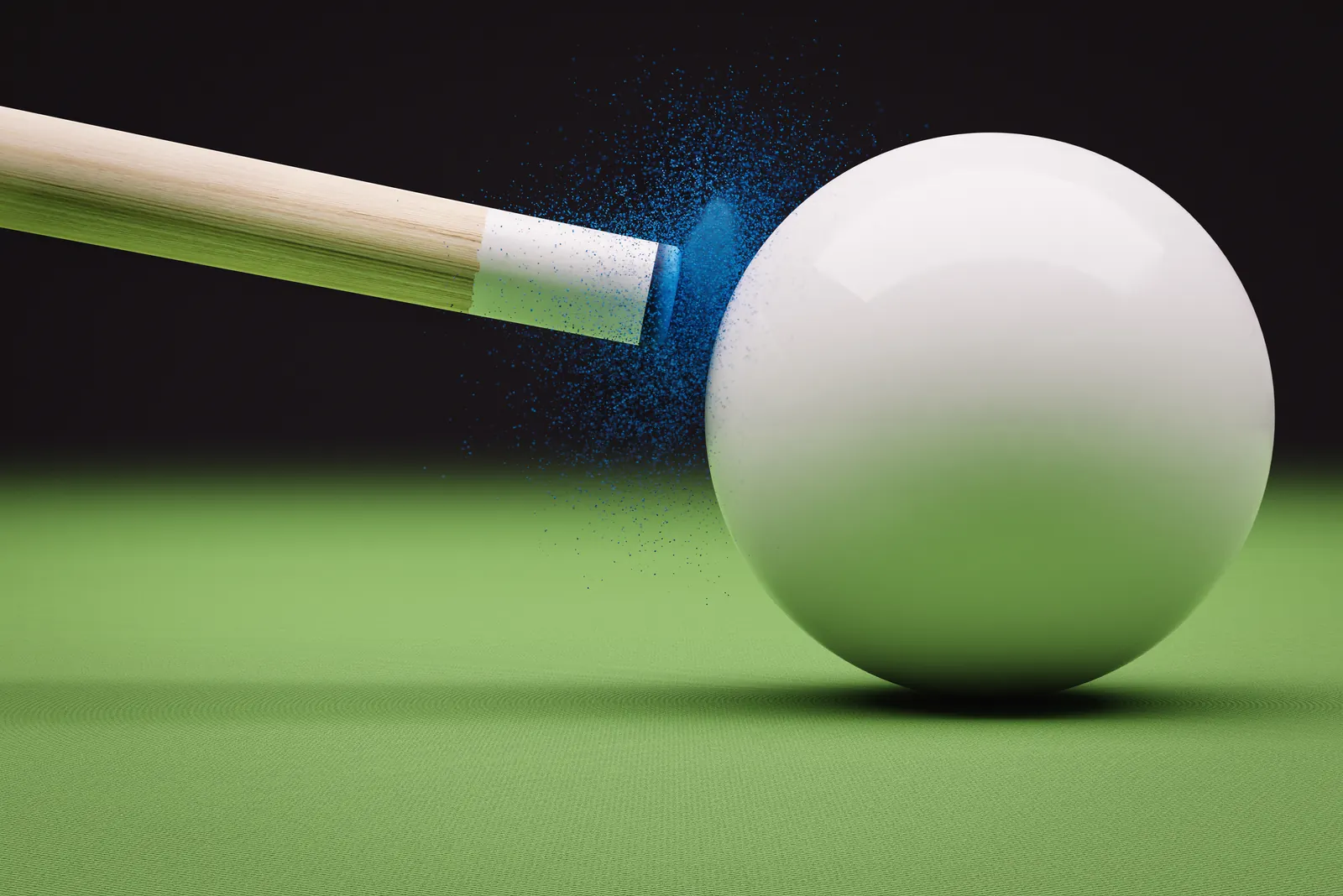 Queue mit Kreide neben dem weißen Spielball