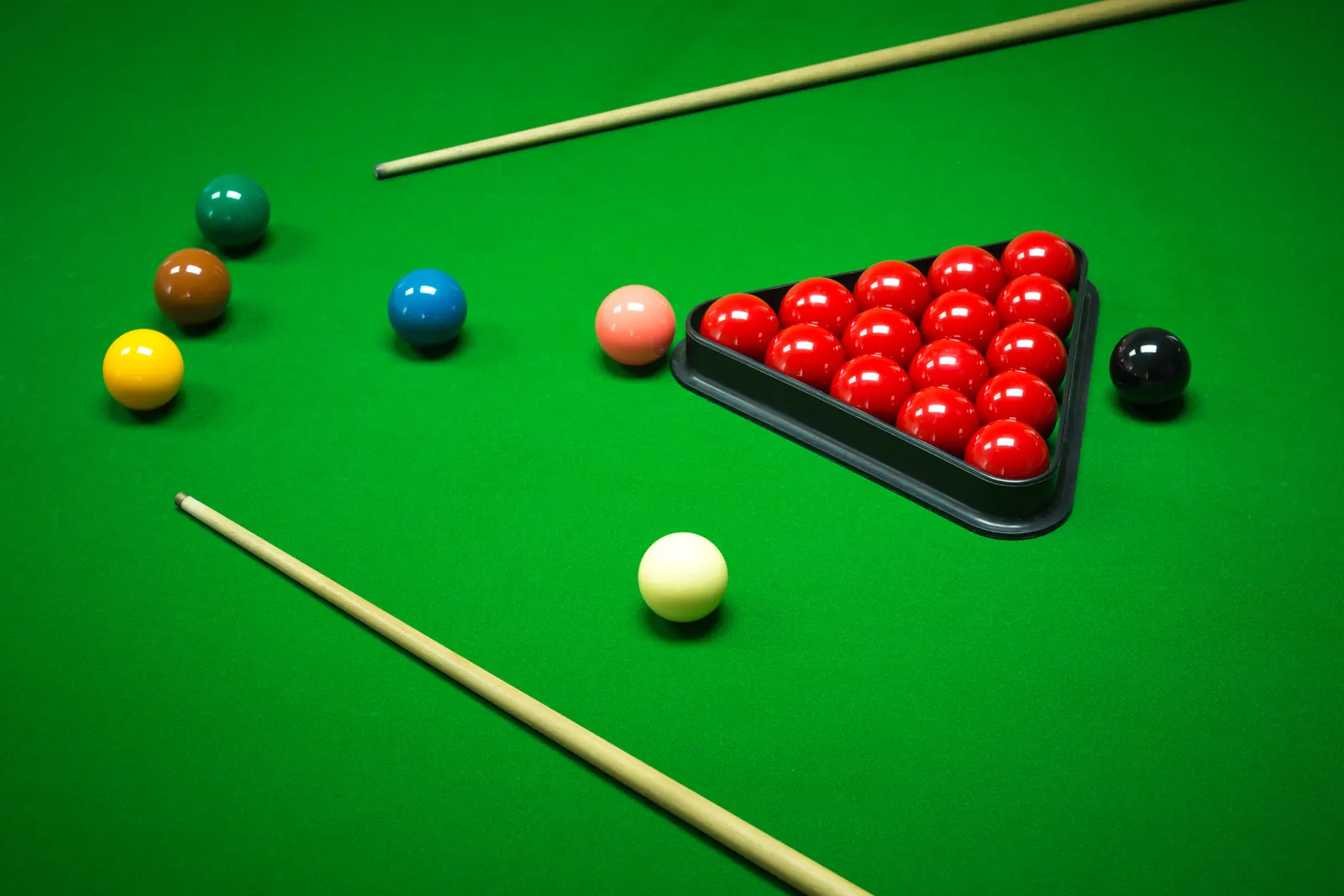 Dreieck mit roten Snookerkugeln vor dem Break