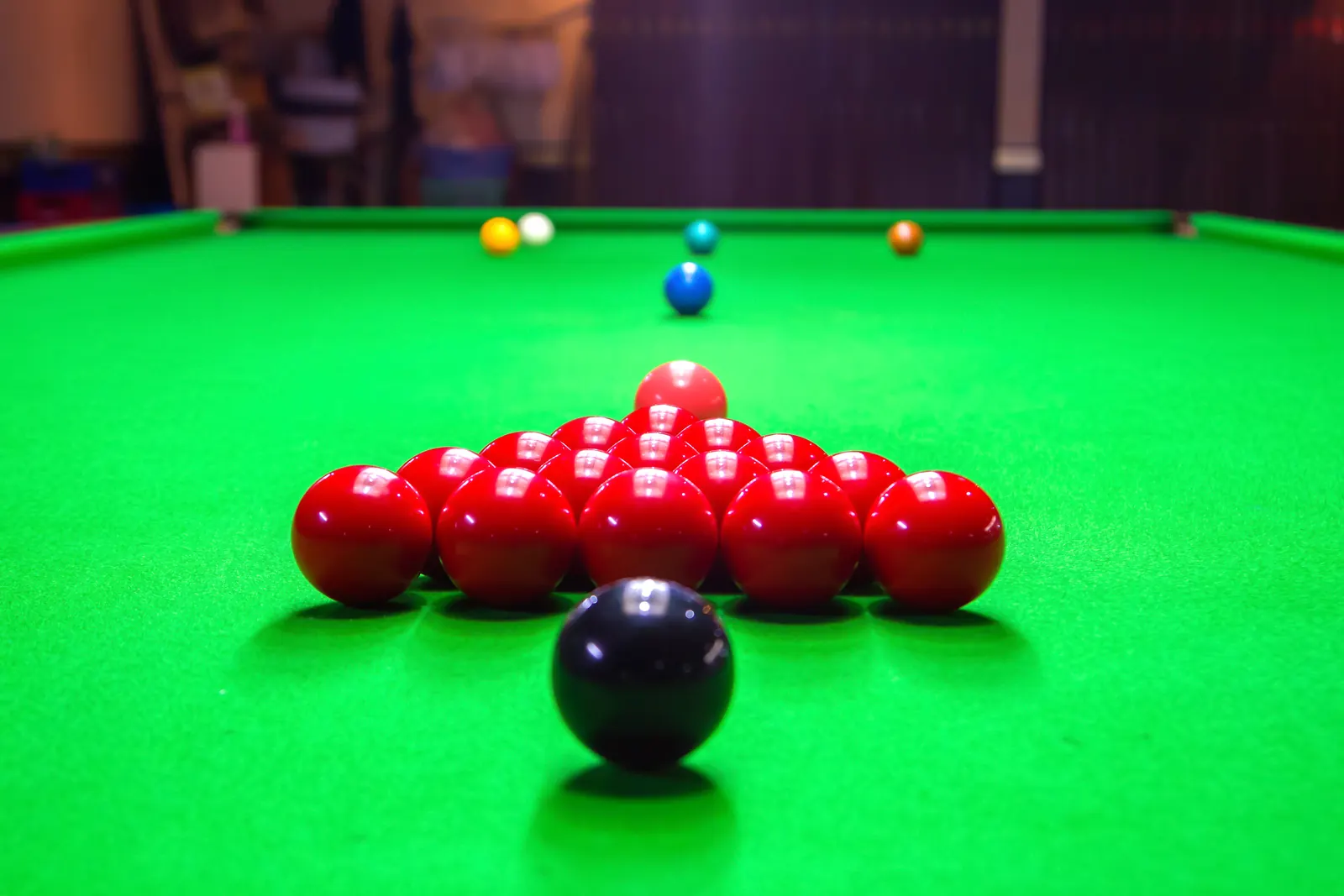 Snookertisch in Grundaufstellung in der Halle